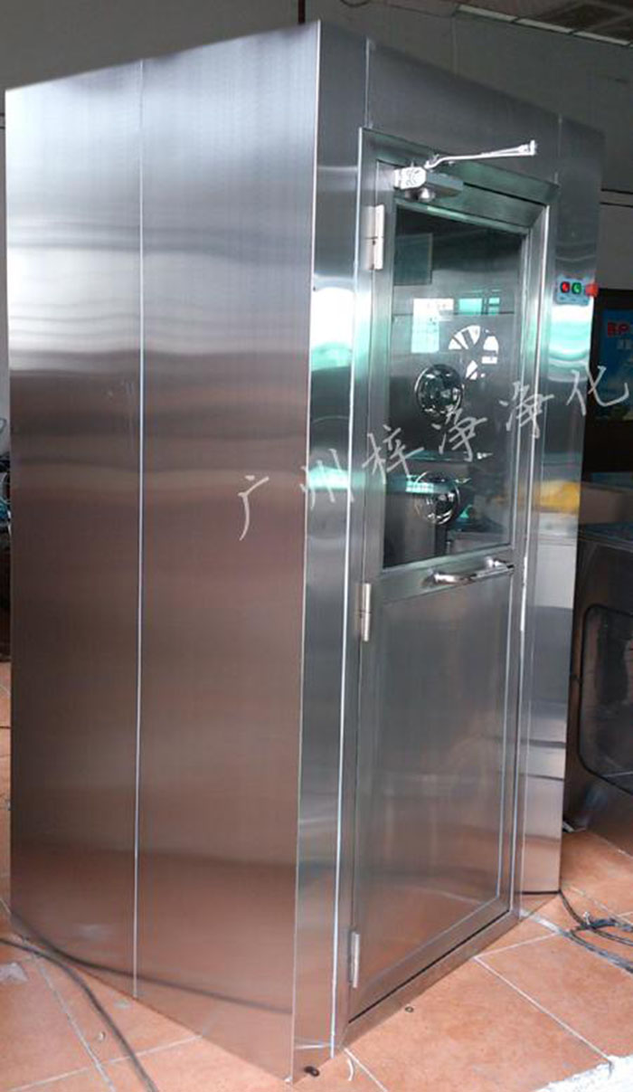 防爆風(fēng)淋室主要配置有：防爆風(fēng)機(jī)，離爆燈器等。