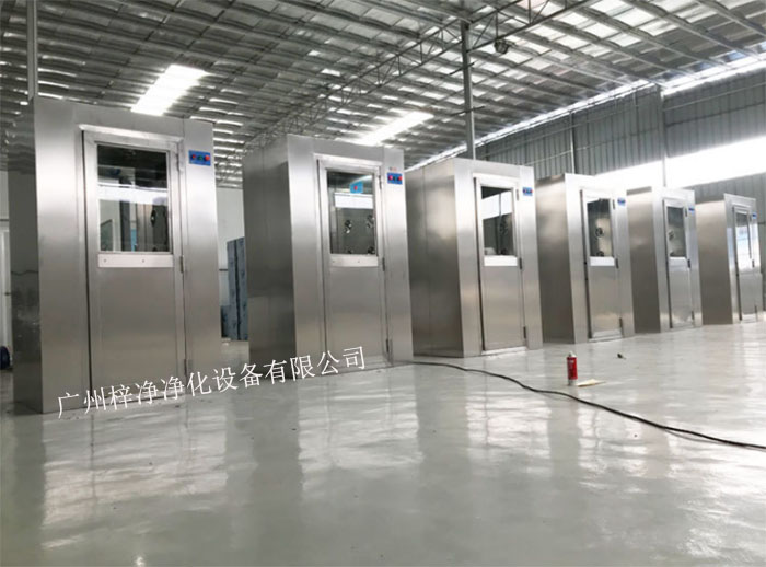 風(fēng)淋室又可起到氣閘的作用，阻止未凈化的空氣進(jìn)入潔凈區(qū)域。