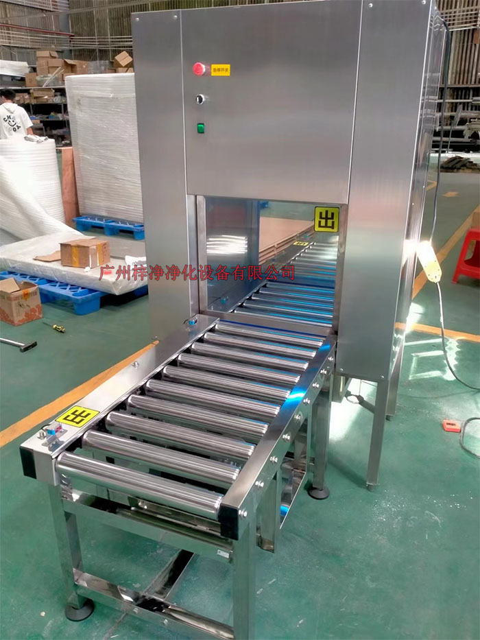 傳動帶輸送線傳遞窗的制作法于其它普通傳遞窗不一樣，傳動帶輸送線傳遞窗下面加了條流水線，上層要傳遞貨物。