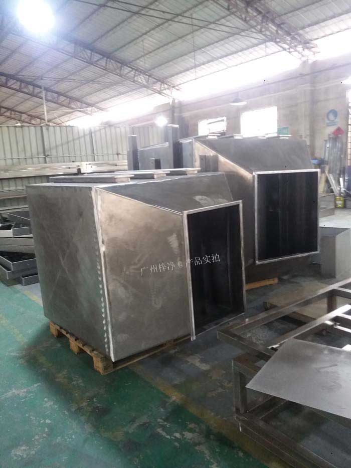 增壓新風柜可根據(jù)不同的通風管道布局，訂做不同的進出風口方向的風柜；