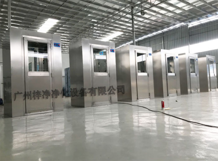 全不銹風(fēng)淋室采用全不銹鋼材質(zhì)制造，具有良好的耐腐蝕性、耐高溫性和耐磨損性。