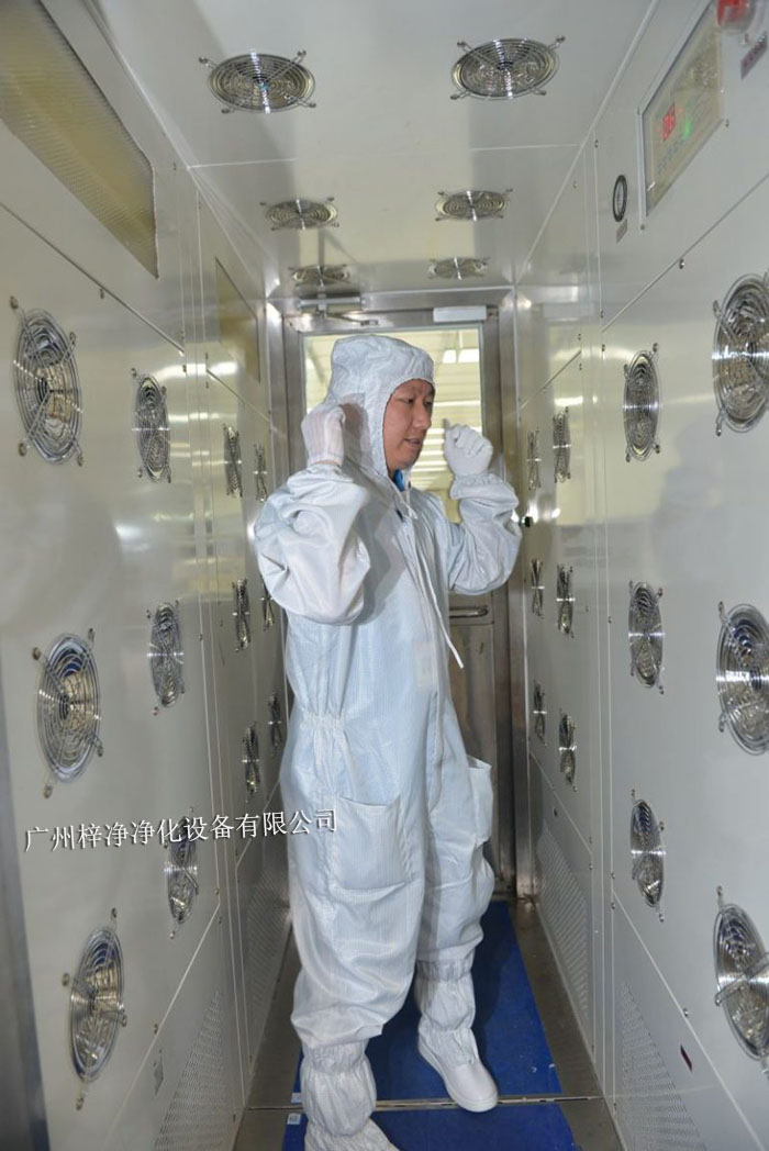 在風(fēng)淋室內(nèi)站立，保持身體不動，讓高速氣流從正面吹拂全身。