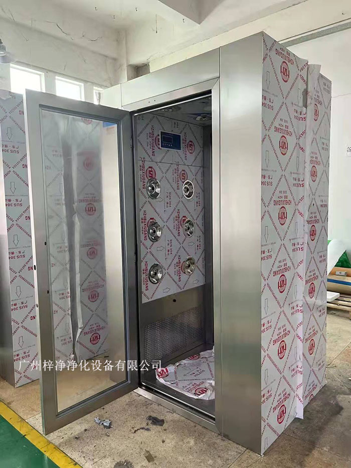 風(fēng)淋室的主要功能是通過高速氣流將塵埃和污物吹離工作人員的衣物和身體，從而確保進入潔凈室的環(huán)境符合規(guī)定的潔凈度標準。