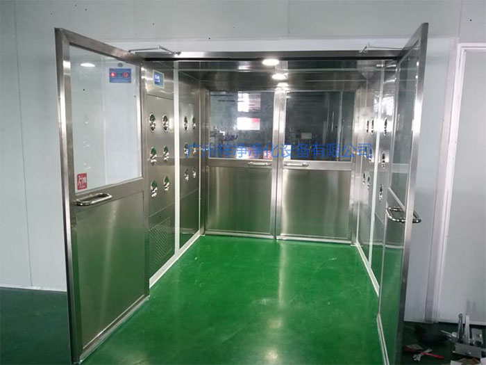 貨淋室主要用于物料表面的除塵，常用于生產(chǎn)線或倉(cāng)庫(kù)的出口處。