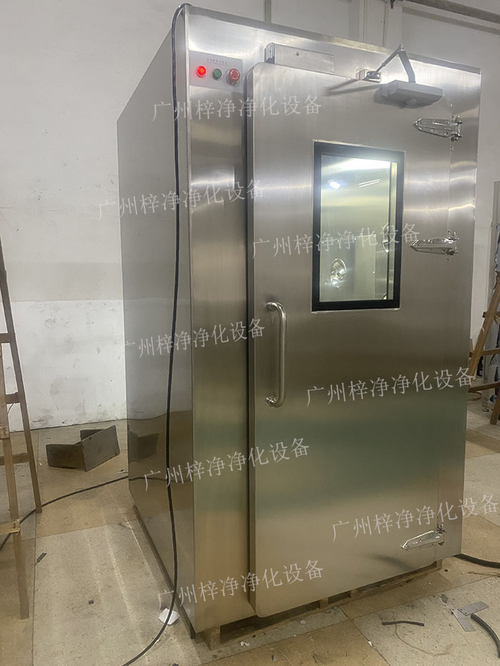 高端滿焊風(fēng)淋室采用滿焊接工藝，無縫連接，防止塵埃進(jìn)入，確保潔凈室的空氣質(zhì)量。