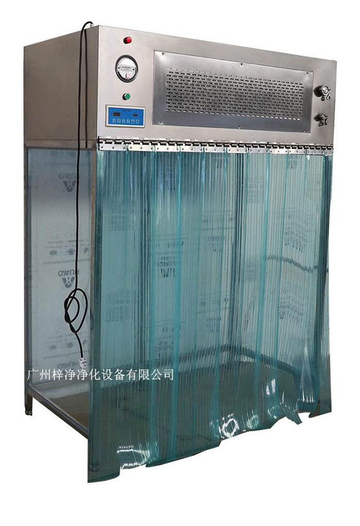 百級潔凈層流罩它主要由箱體、風機、初效空氣過濾器、高效空氣過濾器、阻尼層、燈具等組成。