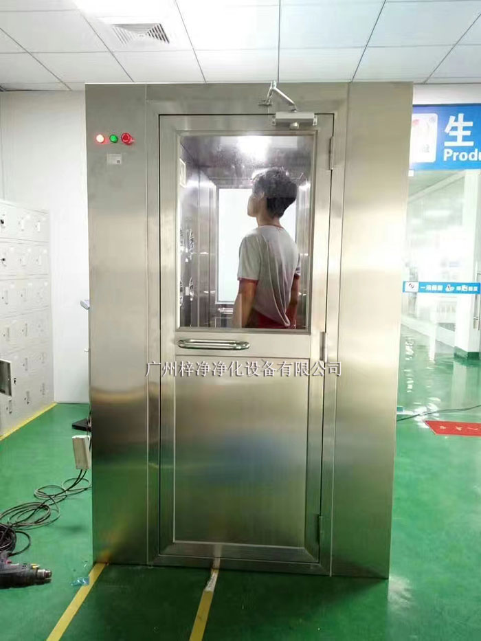 操作前應(yīng)檢查風(fēng)淋室各部件是否完好，包括門體、噴嘴、風(fēng)機、照明等。