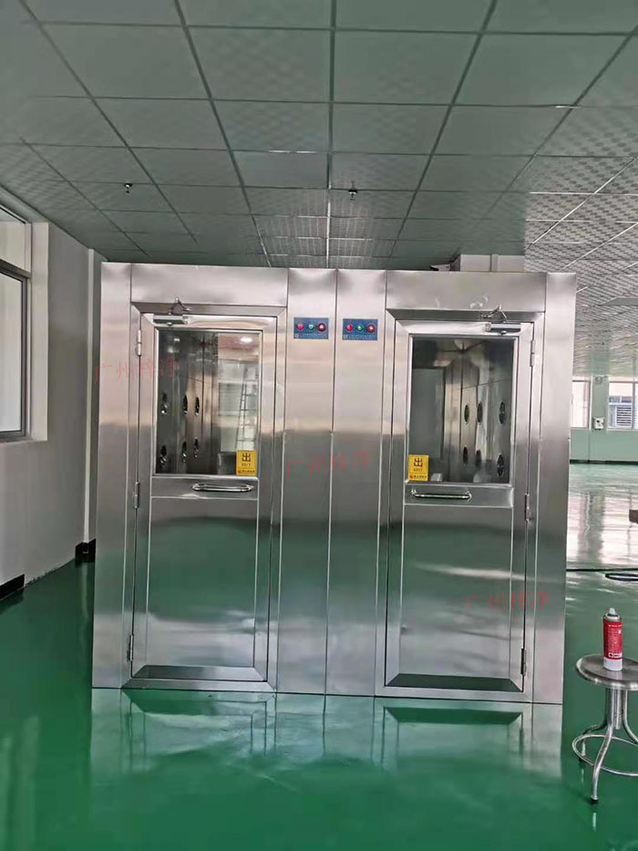 風(fēng)淋室主要功能是確保工作人員在進(jìn)入潔凈區(qū)前，通過吹淋去除身上的塵埃和微粒。