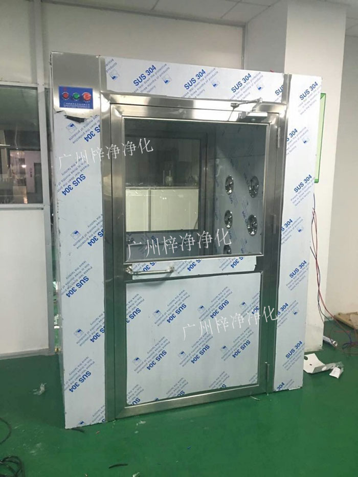 防爆風(fēng)淋室是指風(fēng)淋室的電機(jī)、指示燈、照明燈、接線管必須嚴(yán)格按照防爆標(biāo)準(zhǔn)