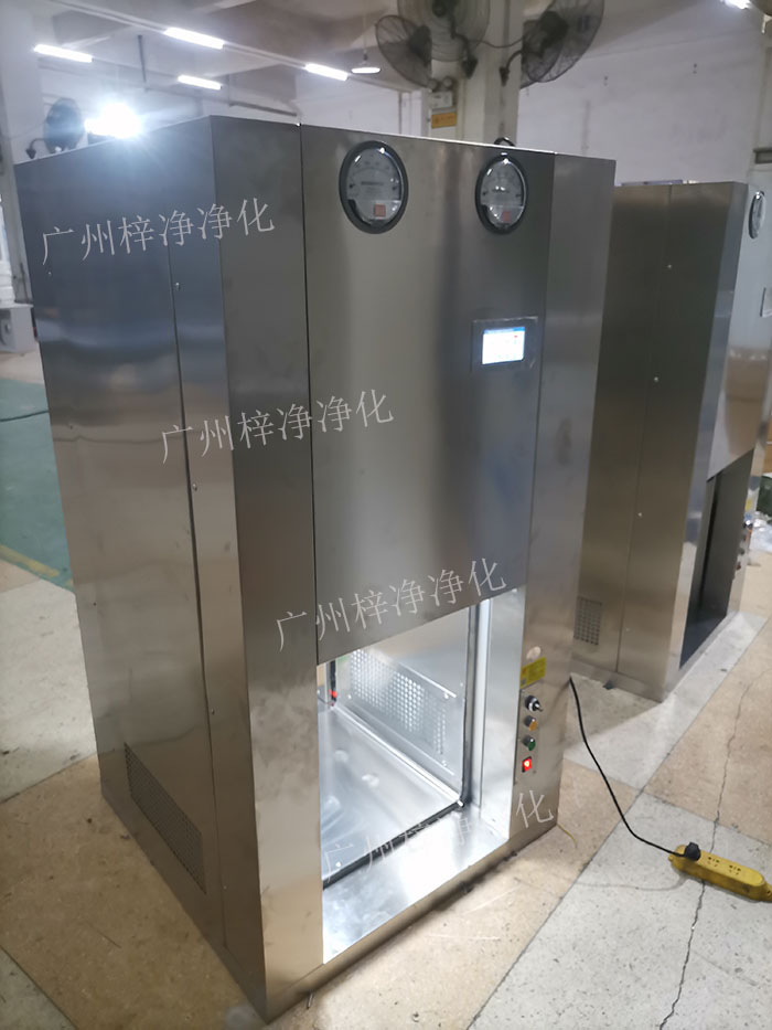 機器人機械臂傳遞窗是通過高精度的傳感器，實現(xiàn)機器人與傳遞窗的精準對接。