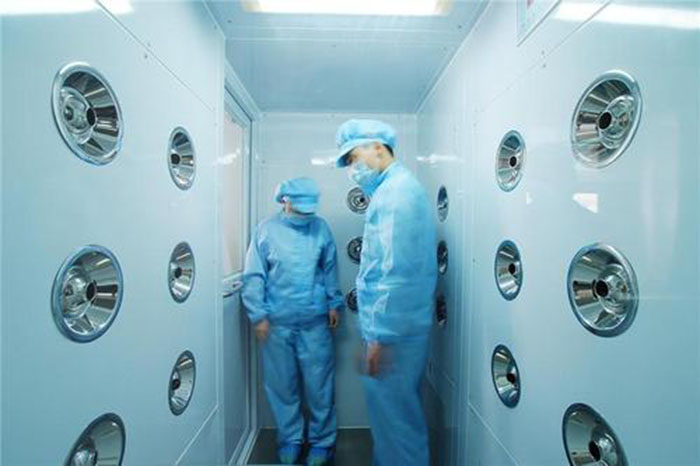 啟動(dòng)風(fēng)淋室按下啟動(dòng)按鈕，風(fēng)淋室開始工作，風(fēng)機(jī)啟動(dòng)，過濾器開始過濾空氣。