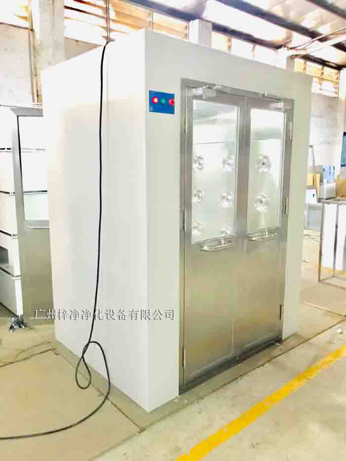 風(fēng)淋室是潔凈室中的重要設(shè)備，風(fēng)淋室主要用于去除進(jìn)入潔凈室的人員或物料表面的塵埃和微生物，保證潔凈室內(nèi)的空氣質(zhì)量和環(huán)境穩(wěn)定性。