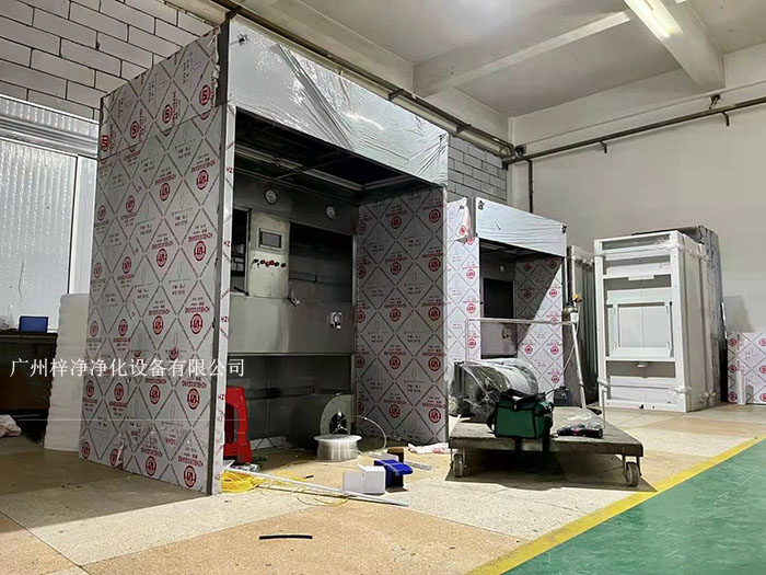 負(fù)壓稱稱量罩通過(guò)創(chuàng)造一個(gè)低氣壓的環(huán)境，防止生產(chǎn)過(guò)程中的粉塵、揮發(fā)物等有害物質(zhì)逸散到外界環(huán)境中，同時(shí)確保稱量結(jié)果的準(zhǔn)確性。