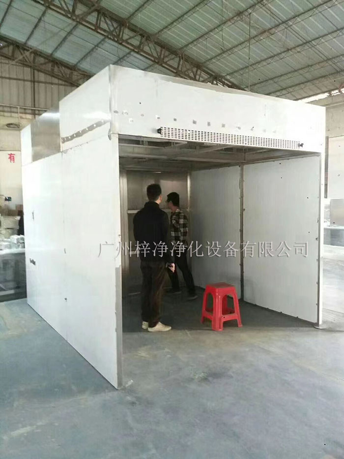 負(fù)壓稱稱量罩通過(guò)創(chuàng)造一個(gè)低氣壓的環(huán)境，防止生產(chǎn)過(guò)程中的粉塵、揮發(fā)物等有害物質(zhì)逸散到外界環(huán)境中，同時(shí)確保稱量結(jié)果的準(zhǔn)確性。