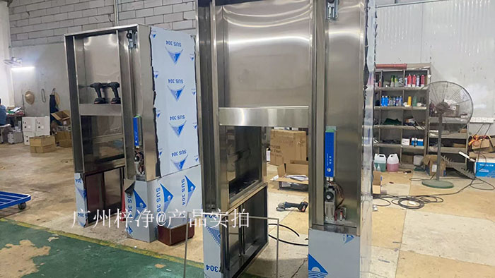 全自動感應(yīng)輸送帶傳遞窗的電氣問題處理需要從選型、安裝、運(yùn)行、維護(hù)、故障處理及安全注意事項(xiàng)等多方面進(jìn)行全面考慮。