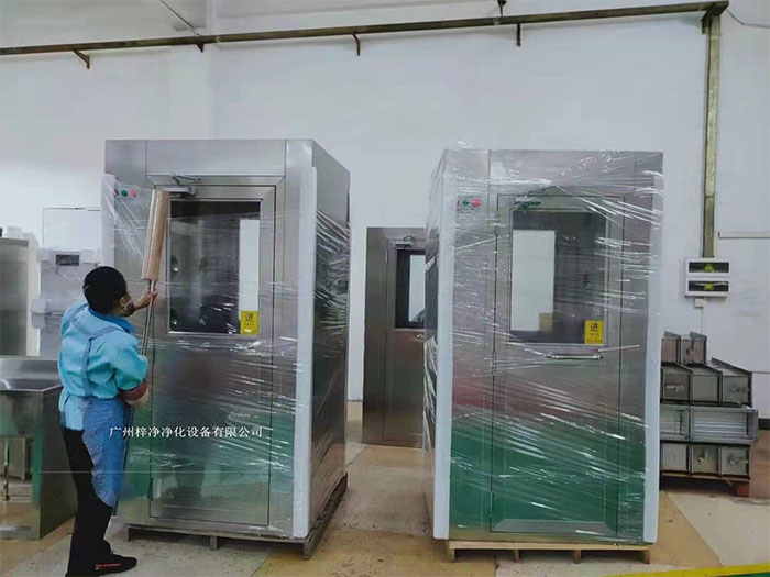 在風(fēng)淋室外部包裝上，使用纏繞膜可以進一步提高包裝的密封性和抗沖擊性。