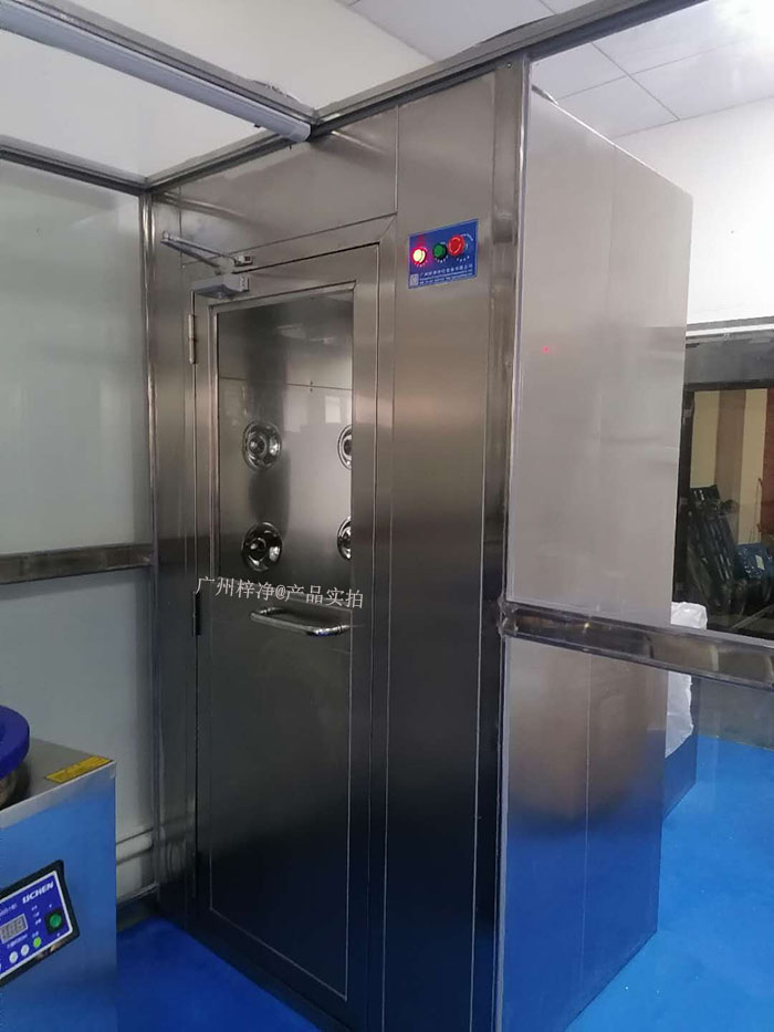 藥行業(yè)實(shí)驗(yàn)室的風(fēng)淋室可以根據(jù)實(shí)驗(yàn)室的具體需求進(jìn)行定制，包括風(fēng)淋室尺寸、風(fēng)淋室風(fēng)速、風(fēng)淋室高效空氣過濾器過濾效率等，以適應(yīng)不同實(shí)驗(yàn)活動(dòng)的需要。