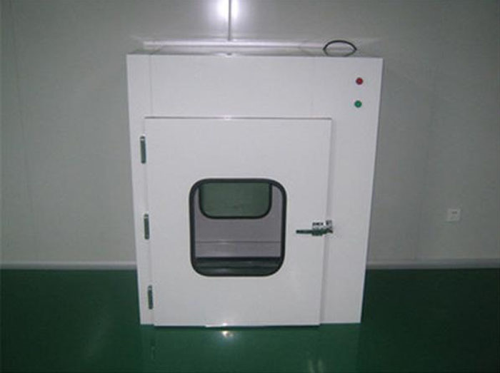 落地式傳遞窗在物料進(jìn)出潔凈區(qū)，必須嚴(yán)格與人流通道分開，由生產(chǎn)車間物料專用通道進(jìn)出。