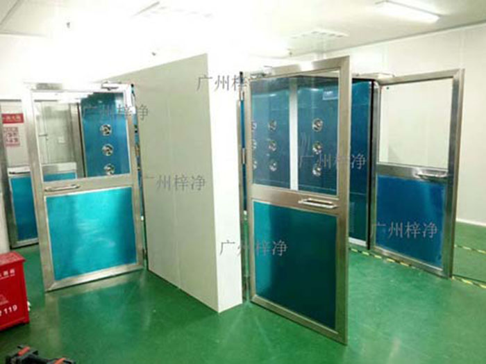 轉(zhuǎn)角風(fēng)淋室應(yīng)安裝在潔凈車間內(nèi)部人流物流頻繁且潔凈度要求較高的區(qū)域。通常位于轉(zhuǎn)角或門口等關(guān)鍵位置。