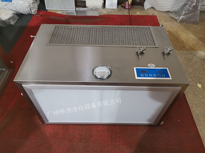 潔凈層流罩是一種用于保護局部區(qū)域免受塵埃和微生物污染的層流設備。