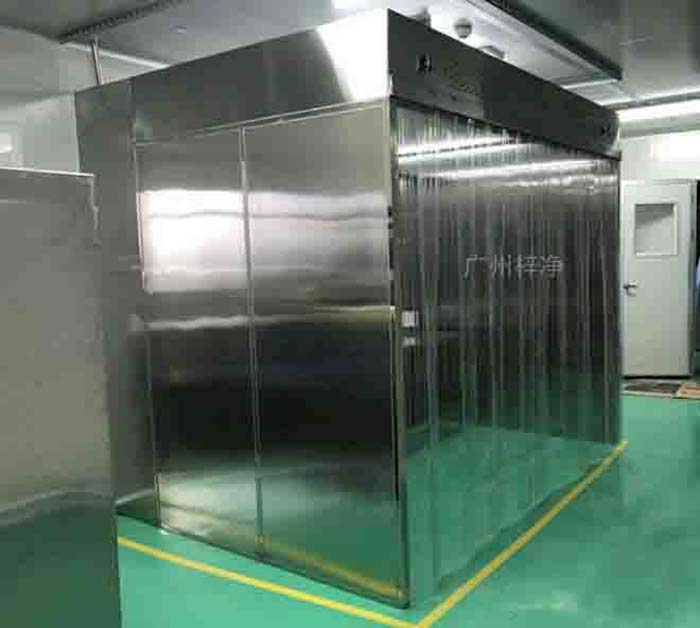 潔凈層流罩通過特殊的氣流組織，形成均勻、穩(wěn)定的氣流層，確保工作區(qū)域內(nèi)的空氣潔凈度。