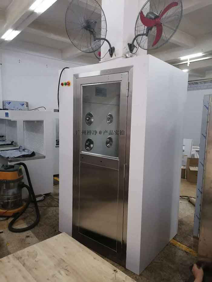 風(fēng)淋室的外殼尺寸，包括長(zhǎng)度、寬度和高度。