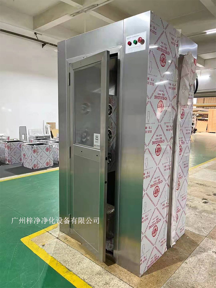 在潔凈車間的布局與設(shè)計(jì)過(guò)程中，風(fēng)淋室作為保障潔凈度的重要設(shè)備