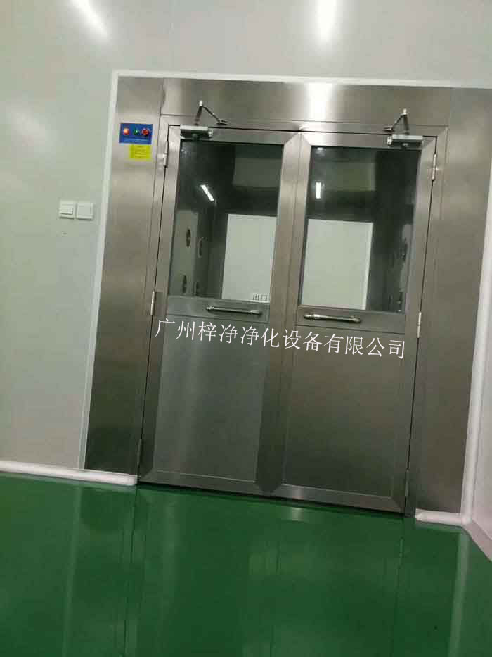 將風(fēng)淋室設(shè)置在主要入口，可以節(jié)約潔凈車間的空間，使布局更加合理。