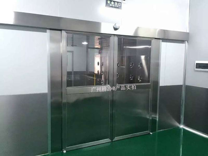 自動門風(fēng)淋室采用自動感應(yīng)技術(shù)，當(dāng)人員接近時(shí)，門會自動開啟，人員通過后自動關(guān)閉。