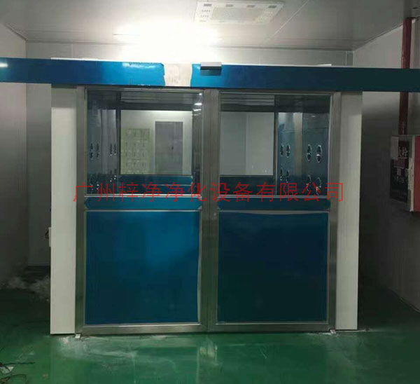 自動門風(fēng)淋室感應(yīng)探測器探測到有人進(jìn)入時(shí)，將脈沖信號傳給主控器