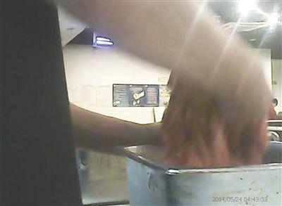 在開餐前，烤肉店一名員工正徒手?jǐn)嚢枞馄?
