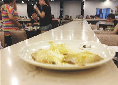 客人剩下的魚，被擺在一旁的石臺上，它們隨后被送往后廚，繞一圈后再次出現(xiàn)在餐臺。
