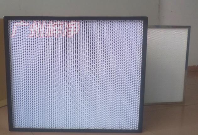 HS有隔板高效過(guò)濾器可廣泛用于光學(xué)電子、LCD液晶制造，生物醫(yī)藥、精密儀器、飲料食品，PCB印刷等行業(yè)無(wú)塵凈化車(chē)間的空調(diào)末端送風(fēng)處。